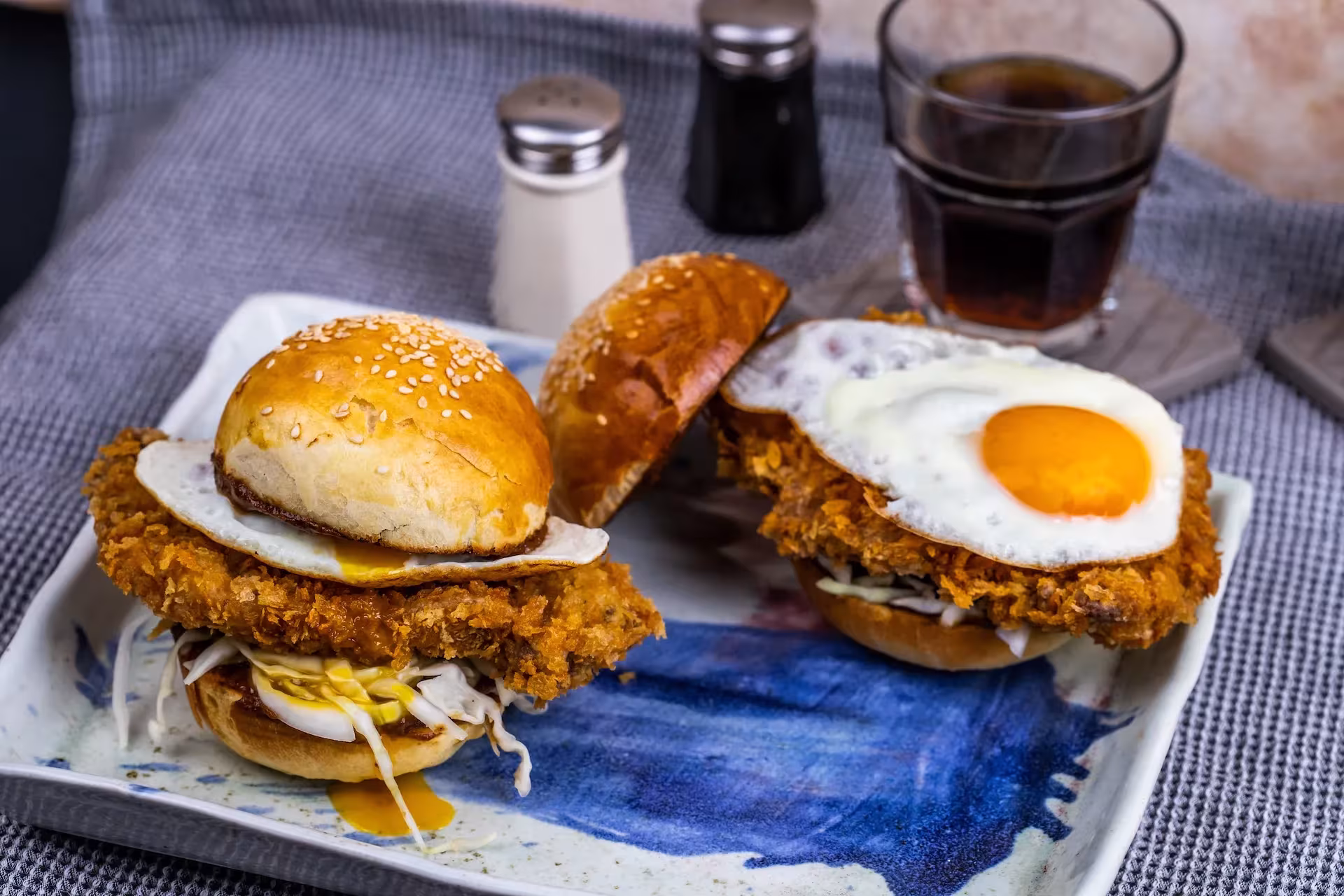Rántott húsos szendvics tonkatsu szósszal