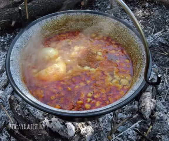 Gulyás bográcsban Recept képpel | Mindmegette.hu