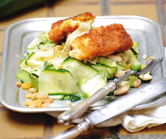 Rántott sajt mazsolás cukkinisalátával Recept képpel | Mindmegette.hu