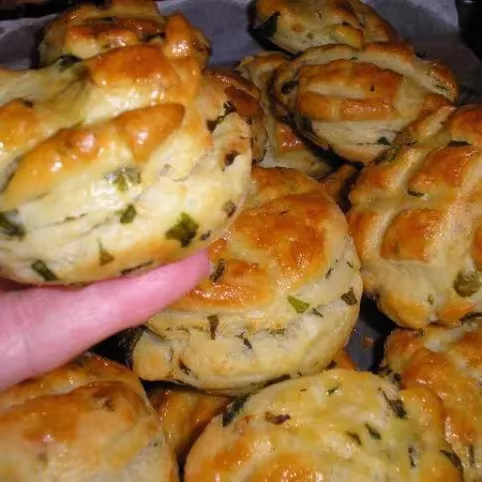 Hajtogatott medvehagymás pogácsa receptje | Mindmegette.hu