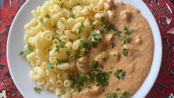 Tejfölös csirke pörkölt tésztával