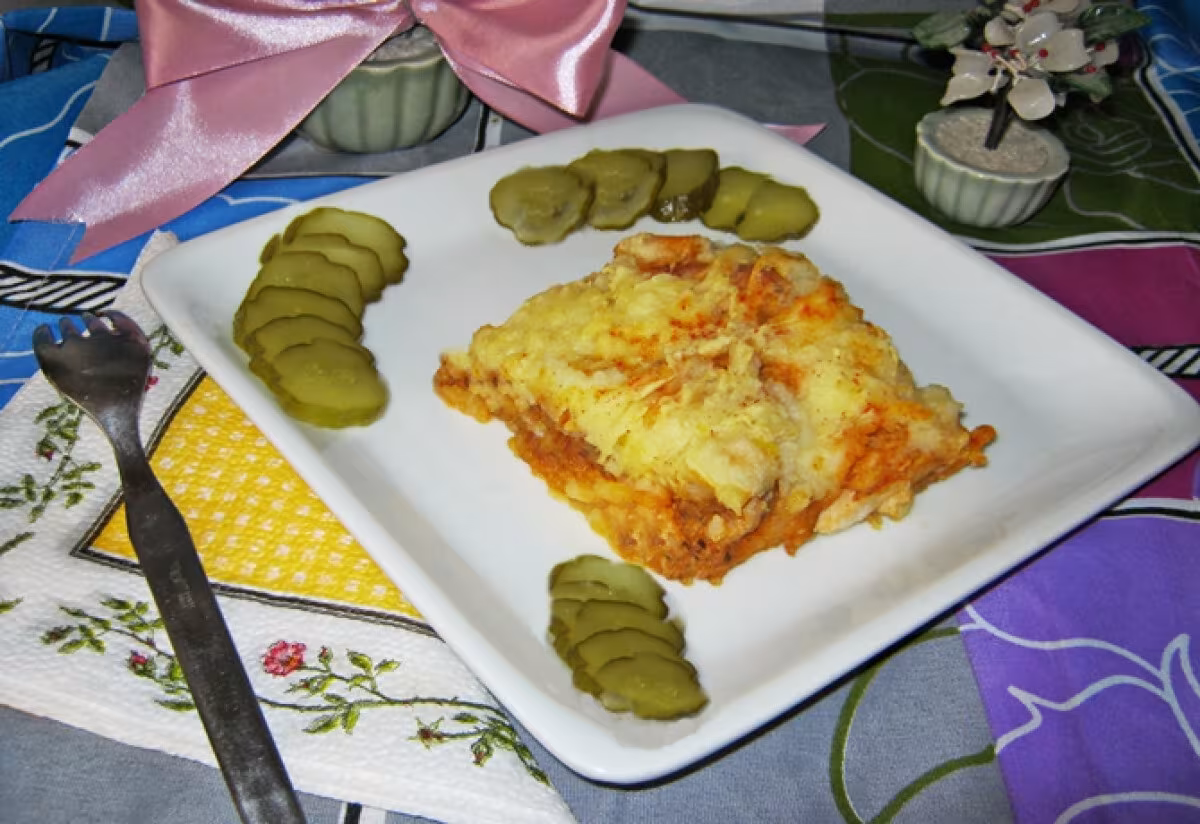 Krumplipürébe bújtatott pörkölt